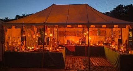 Der beleuchtete Pelom-Newen-Marktstand in der Abenddämmerung